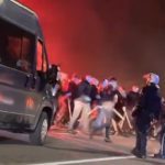 „Делии“ во жестока акција, а полицијата мирно стои и набљудува! (Видео)