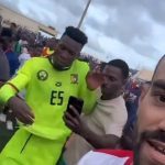 Онана во центар на нов скандал: Навивач се обиде да се фотографира па „заработи“ удар со лакт во лице (Видео)