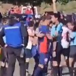 Сѐ се случи на центарот на теренот: Фудбалер толку силно удри судија со глава, му ги изби и забите (Видео)