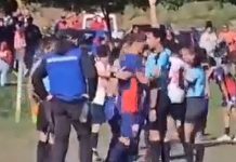 Сѐ се случи на центарот на теренот: Фудбалер толку силно удри судија со глава, му ги изби и забите (Видео)