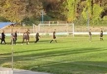 „Удри го, удри го судијата“: Хаос во БиХ – навивачи влегоа на теренот и тргнаа да ги тепаат судиите (Видео)