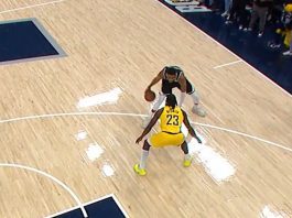 Јанис од тешка ситуација донесе победа на Милвоки со звукот на сирената (Видео)