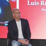 Рубиалес претставуваше своја книга, а баш тогаш кон него полетаа јајца (Видео)