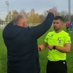 Погледнете го изливот на бес од тренерот во пониските лиги во Хрватска – пцуеше и туркаше судија (Видео)
