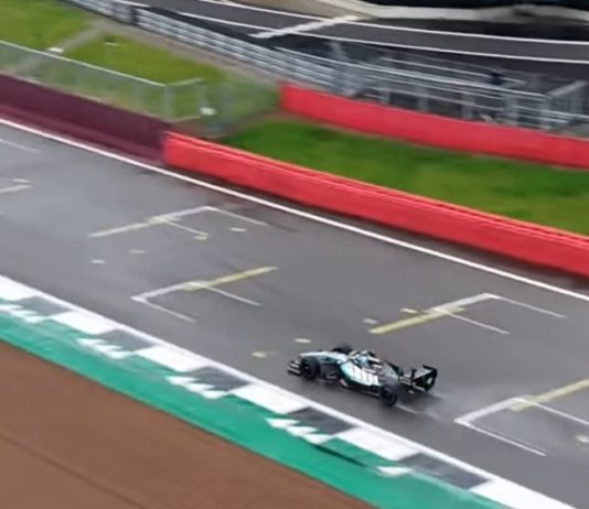 Мерцедес го претстави новиот болид од кој застанува здивот