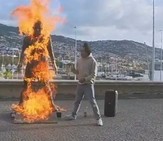 Момче ја запали статуата на Кристијано Роналдо (Видео)