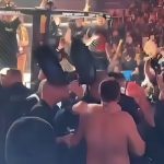 Публика изнесе столица и фрлаше шишиња врз борецот откако го касна противникот (Видео)