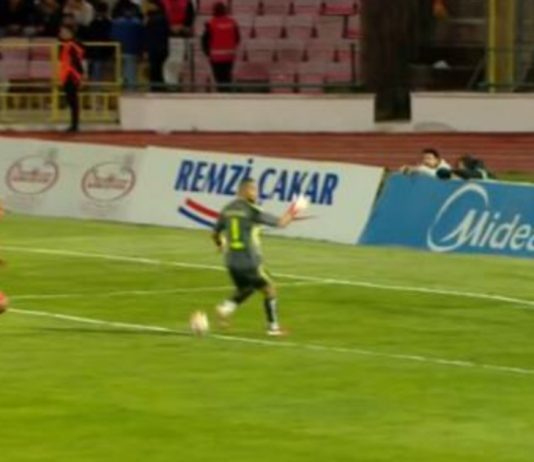 Урнебесен кикс во Турција: Ова не се гледа секој ден! (ВИДЕО)