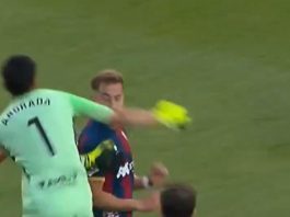 (ВИДЕО) Неверојатни сцени: Голманот на Сарагоса збесна и нокаутира ривал