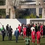 Инцидент во Куманово: Полиција мораше да ги вади фудбалерите на Струга од стадион (Видео)