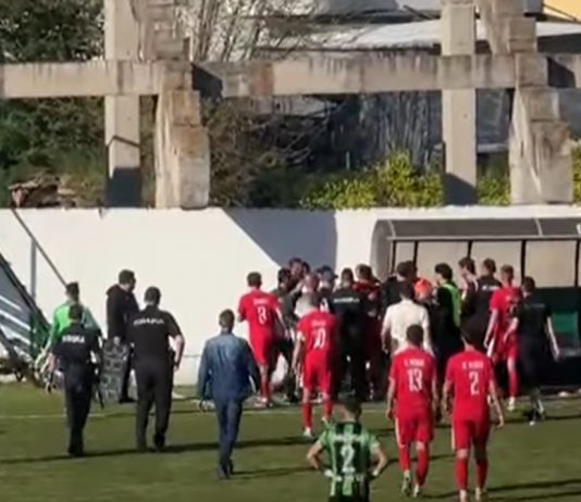 Инцидент во Куманово: Полиција мораше да ги вади фудбалерите на Струга од стадион (Видео)