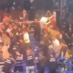 (ВИДЕО) Скандал: Навивачите влегоа во рингот, настана масовна тепачка, летаа шлаканици и столици