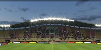 (ВИДЕО) Срамота: Навивачите на Шкендија ја исвиркаа химната на Македонија