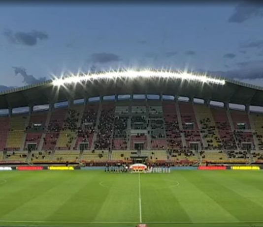 (ВИДЕО) Срамота: Навивачите на Шкендија ја исвиркаа химната на Македонија