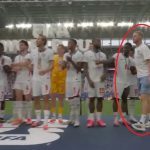 Ова е потег на Светското! Еве кого донесоа Англичаните на сцена и му доделија медал (Видео)