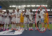 Ова е потег на Светското! Еве кого донесоа Англичаните на сцена и му доделија медал (Видео)