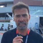 Клоп даваше изјава, па се изненади кога виде кој му влета во кадар да го поздрави