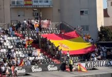 Необични сцени во Шпанија: Фудбалерите по почетниот удар одбија да играат и испратија силна порака (Видео)