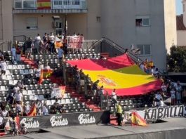 Необични сцени во Шпанија: Фудбалерите по почетниот удар одбија да играат и испратија силна порака (Видео)