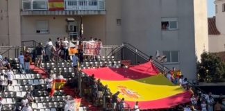 Необични сцени во Шпанија: Фудбалерите по почетниот удар одбија да играат и испратија силна порака (Видео)