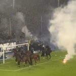 Навивачко лудило во Германија – полицијата на коњи ги растера хулиганите (Видео)