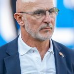 Де ла Фуенте останува селектор на Шпанија до 2032 - најдолгиот договор во историјата Луис де ла Фуенте - селектор на Шпанија со амблем на RFEF