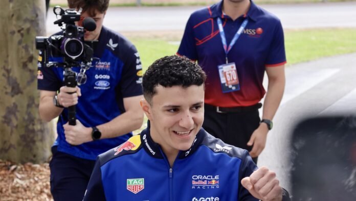 Исак Хаџар во дресот на Oracle Red Bull Racing