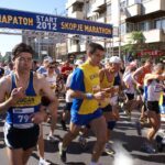 Виз Ер Скопски маратон: рекордни 15.050 тркачи од 63 земји во недела Тркачи на Скопски маратон низ улиците на Скопје