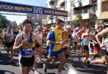 Виз Ер Скопски маратон: рекордни 15.050 тркачи од 63 земји во недела Тркачи на Скопски маратон низ улиците на Скопје