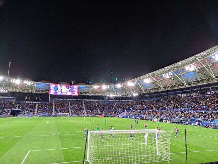 Ноќен поглед на стадионот Ciutat de Valencia Ноќен поглед на стадионот Ciutat de Valencia