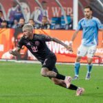 Интер Мајами со победа од 2-0 над Њујорк Сити обезбеди пласман во плејофот на МЛС: Меси и Суарез со асистенции, Сент Клер одбрани пенал Родриго де Пол со топката во дуел на Интер Мајами и Њујорк Сити