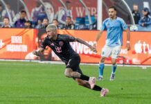 Интер Мајами со победа од 2-0 над Њујорк Сити обезбеди пласман во плејофот на МЛС: Меси и Суарез со асистенции, Сент Клер одбрани пенал Родриго де Пол со топката во дуел на Интер Мајами и Њујорк Сити