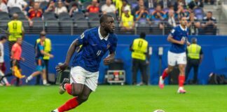 Баерн со 3-1 во Фрајбург се врати на врвот во Бундеслигата Дајо Упамекано во акција на фудбалски натпревар