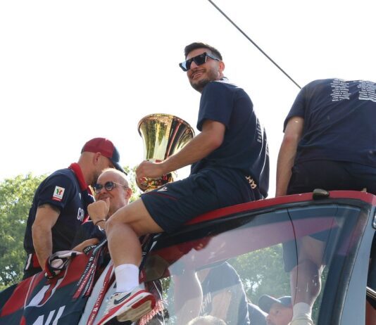 Болоња го победи Милан со 4-2, Јувентус загуби во Џенова Фудбалерите на Болоња со трофејот на Купот на Италија