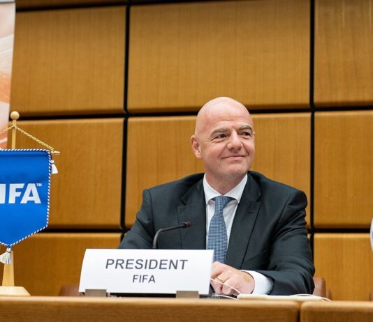 УЕФА му постави рок на Инфантино до 2 ноември: 42 прашања за ФИФА, а претседателот во Токио бара поддршка од Азија за реизбор Претседателот на ФИФА, Џани Инфантино