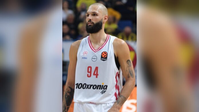 Еван Фурние во дресот на Олимпијакос Еван Фурние во дресот на Олимпијакос