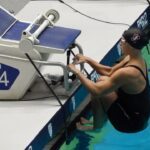 Клер Курзан прва жена под 54 секунди на 100 метри грбно Клер Курзан на старт во грбно на шампионатот Пак-12 во 2023 година