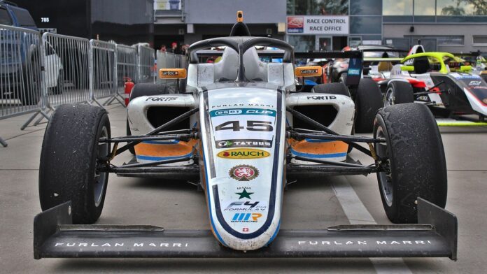 Болид Tatuus F4 T-421 Болид Tatuus F4 T-421